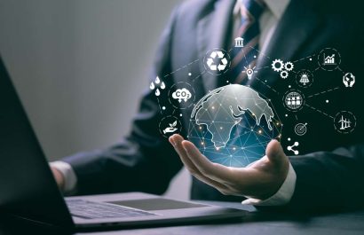 Businessmen use computer networks with modern technology To analyze the global environment Global climate change conditions and analyze investments in the environment